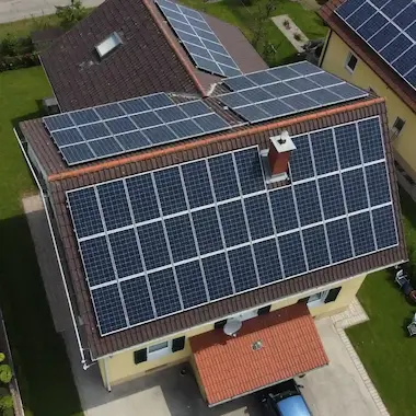 Haus mit solaranlage auf dem dach